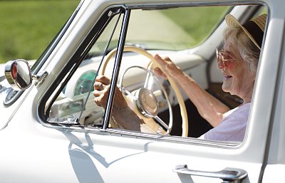 České silnice brázdí přes 1,5 milionu seniorů. Věková hranice povinných prohlídek se posune