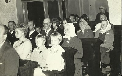 Babička na mojí svatbě v roce 1967 měla 77 roků - sedí v bílém šátku za menšími dětmi