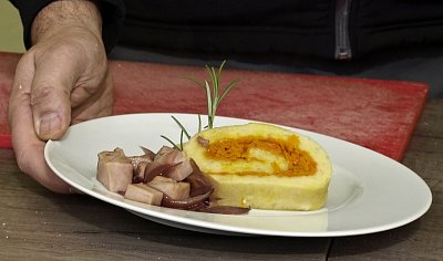 Bramborová roláda s dušenou mrkví a restovaným uzeným masem