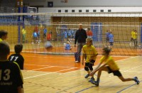 V černém oblečení u volejbalu