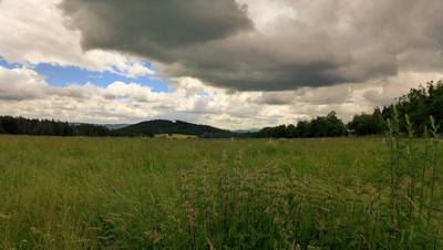 Tíha vody tlačí mraky k zemi