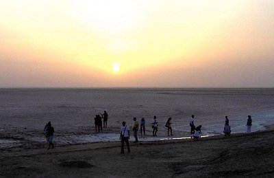 Tunis. Západ slunce nad velkým solným jezerem Chott el-Jérid