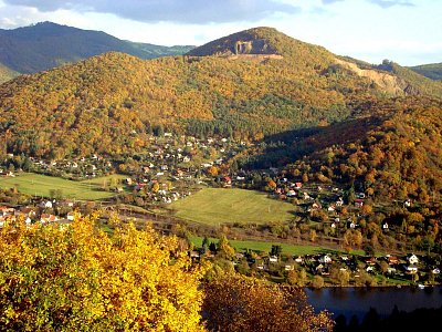 Údolí Labe z vyhlídky Dubičky. Za řekou kopec Deblík