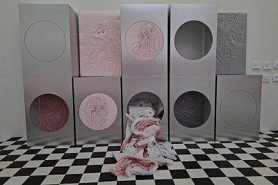 Výstava vyšívaných obrazů Lucie Rosické v Trafo Gallery