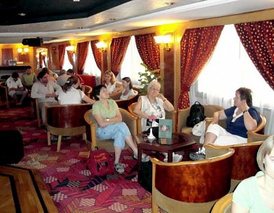 velká společenská místnost s barem