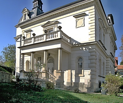 Kdepak stojí tato krásná vila a co skrývají její zdi?