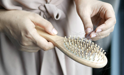 Padají vám vlasy? Není důvod k panice, denně jich člověk přijde o stovku