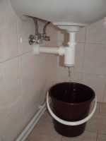 Jednoduchá demontáž víčka sifonu - drahá voda neodteče