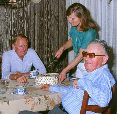 vpravo Jožka Pejskar na oslavě s přáteli.jpg