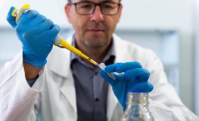 Zákeřná „skříňová“ bakterie odolává antibiotikům a může i zabíjet