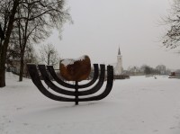 Židovský památník před kostelem sv.Markéty