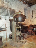 Stroj na zavírání krabiček sardinek