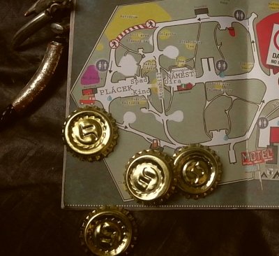 Mince "zetka" a plánek Junktownu.