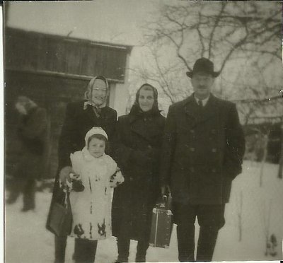 Zimní výlet s babičkou a dědečkem v roce 1952. Kožíšek mi ušil tatínek z králičích kůží.