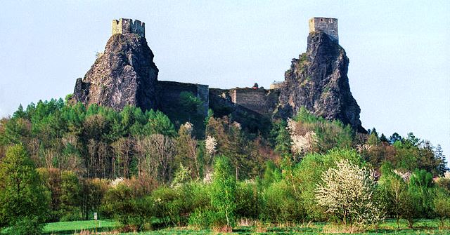 Hrad Trosky vábí
na&nbsp;západ slunce