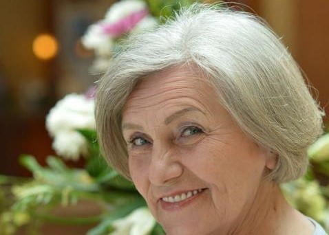 Zdánlivě obyčejné účesy, které sluší v každém věku
