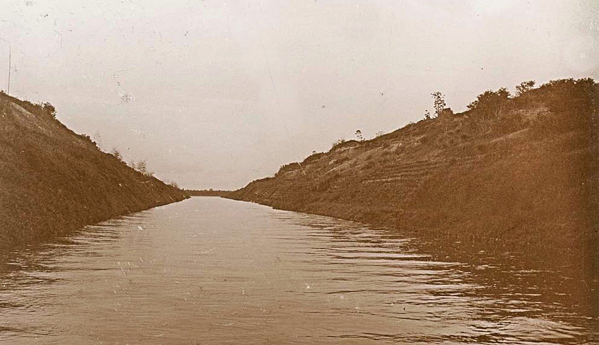 umělý vodní kanál ve vnitrozemí ostrova.jpg