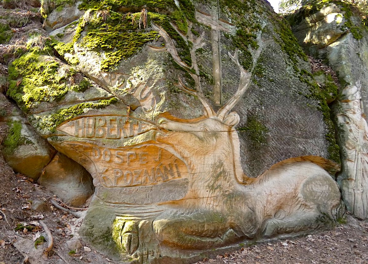 Stezkou s reliéfy ve skalách v Brništi