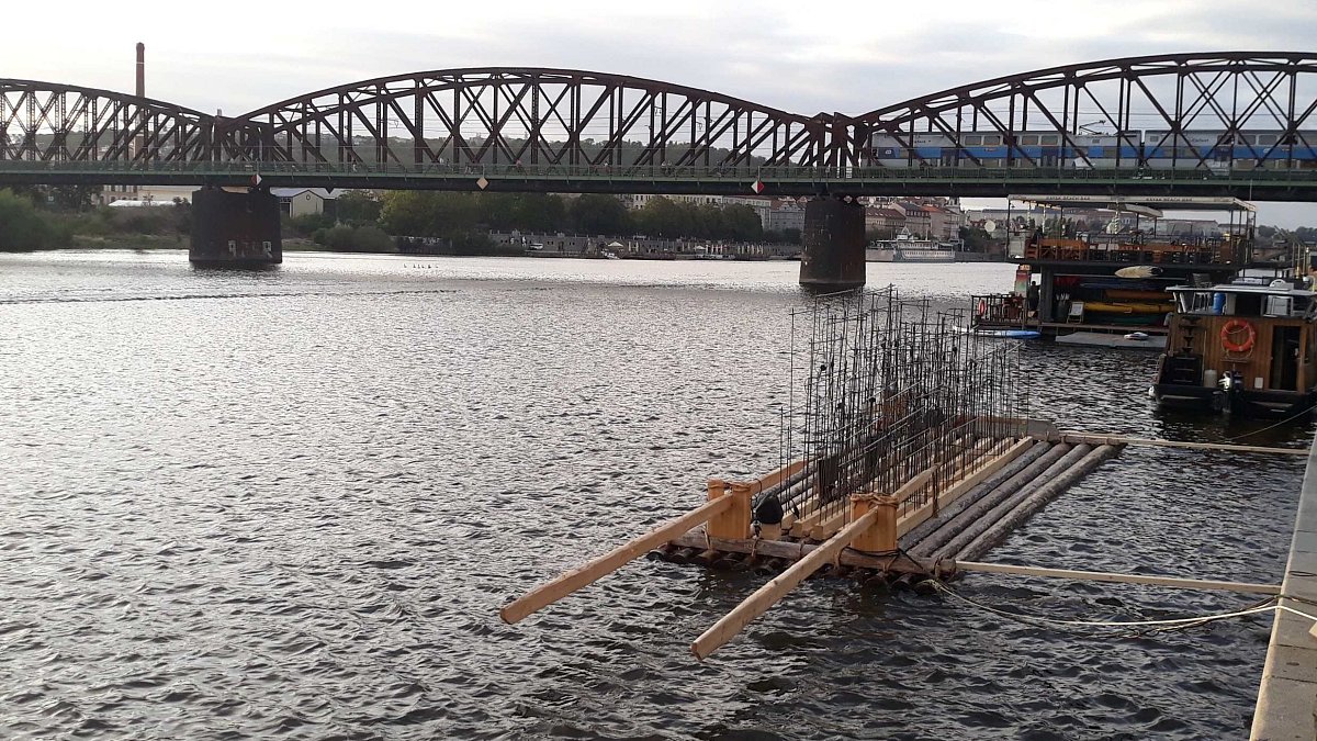 Oslava Vltavy – (nejen) audiovizuální světelná instalace na Vltavě