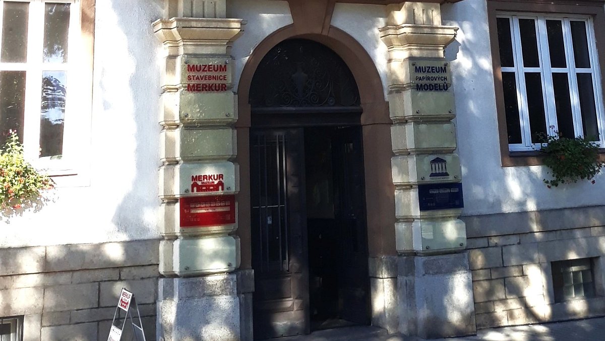 Police nad Metují a Muzeum stavebnice Merkur