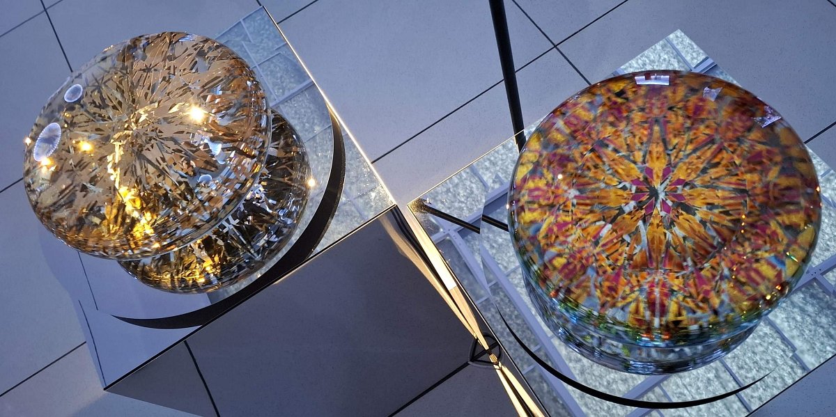 Fascinující světelné objekty z optického plexiskla – Ašot Haas v Galerii Nová síň