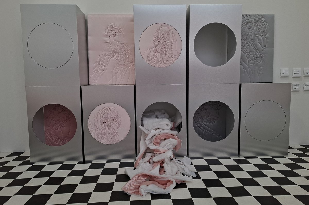 Výstava vyšívaných obrazů Lucie Rosické v Trafo Gallery