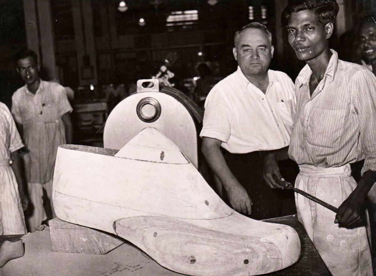 v Indii nejdéle působící manažer František Němec se zaměstnanci.jpg