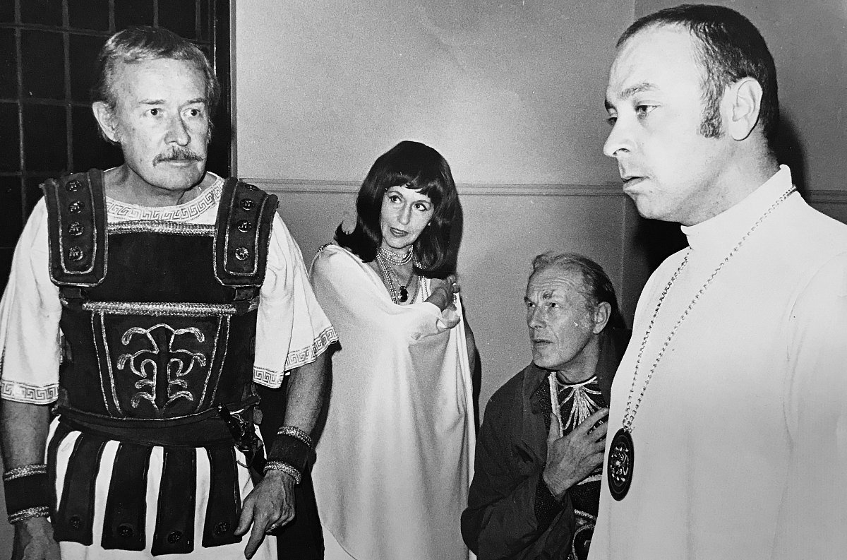 v roce 1975 na jevišti s Jiřím Voskovcem.jpg