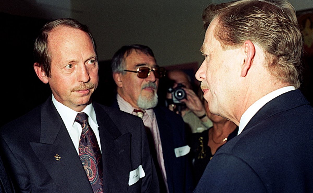 v roce 1995 s Václavem Havlem při jeho státní návštěvě Austrálie.jpeg