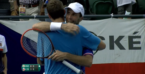 Tenisté v Davis Cupu jdou
dál, třetí bod získal Veselý