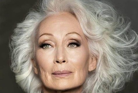 Vlny, kudrny, elegance. Jak upravit vlasy ve vyšším věku
