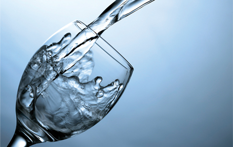 Dva až tři litry denně
a vodu stále s sebou!