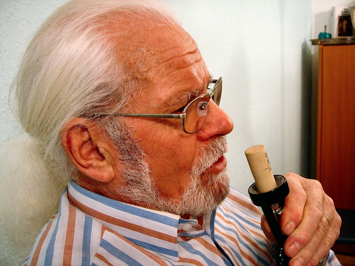 Čím jsme starší, tím více nám škodí alkohol